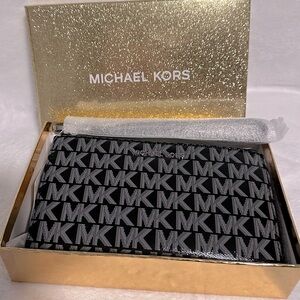 Michael Kors Jet Set Smart Phone Wallet Wristlet.  New in box